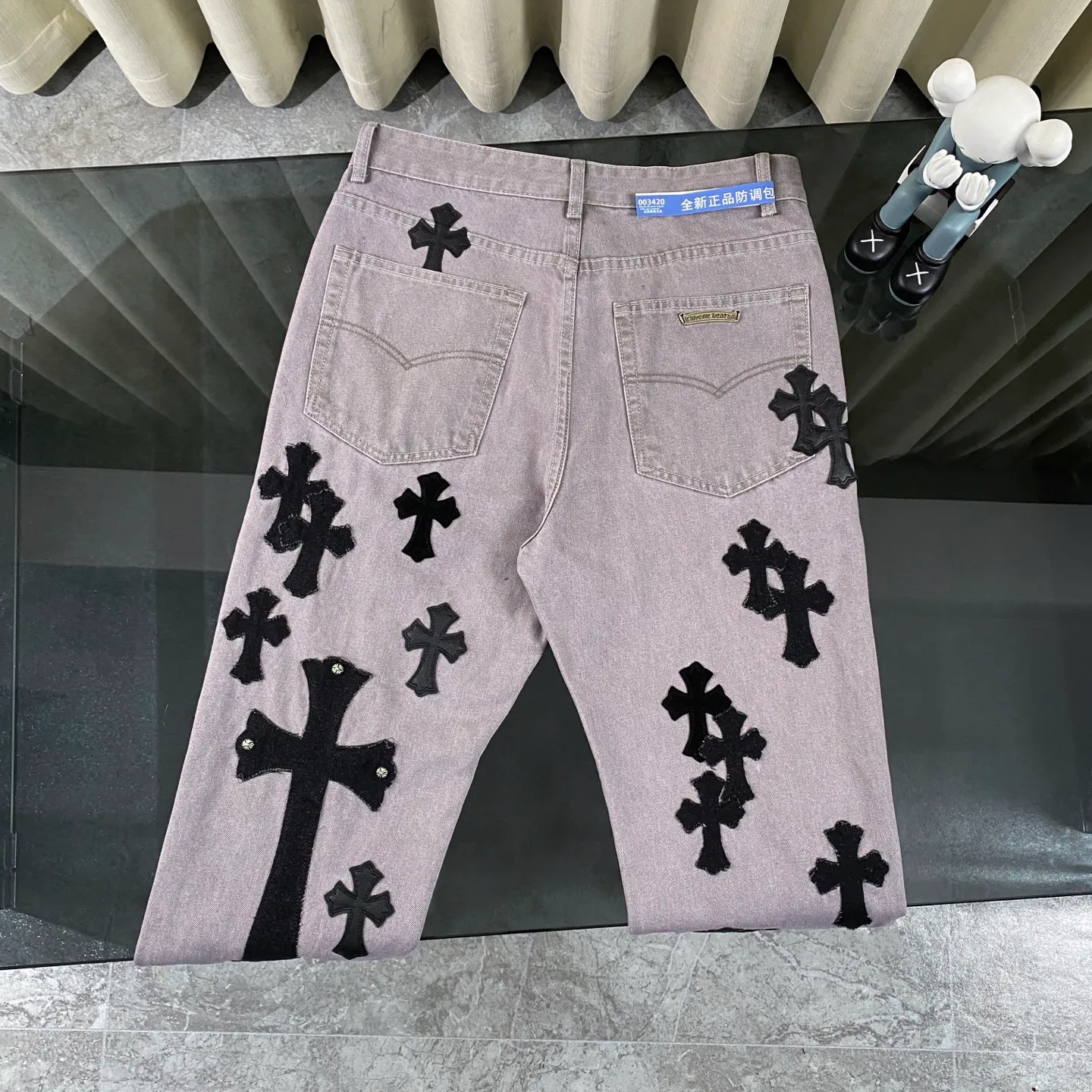 P310 CH Chromehearts Paris-limited black cross-leather heavy-duty gray Cow King jeans, priced at 34W level, patchwork cross flower embellishment, washed jeans! ! An absolutely high-end luxury product, a 1.9W-level god-level single product, a super popular product, made by top heavy industry, a magic weapon that cannot be missed! [About Zangyin] This is an extremely luxurious fashion brand that can also be called the aristocracy of the high street. It has always been an exclusive brand for some hipsters or rich second generations. Compared with ordinary high streets, it is more luxurious and noble. Compared with luxury brands, it is more fashionable and individual. It has always been a brand that I have a special liking for. [Top heavy industry fashion design] Consistently high-street luxury style. Speaking of this style, the Zangyin family and GU family are definitely the leading representative brands. Especially the Zangyin family has really achieved a state-of-the-art effect in creating high-street style. The unique washed material is used to create this style. The color system is already quite eye-catching. After it is decorated with patchwork cross flowers, it cleverly highlights the charm of the brand. Secondly, this style uses classic The high-waist cutting design highlights the long legs and fashionable temperament of the upper body. The brand is highly recognizable and the slim fit configuration is more suitable for daily wear. It is a product that interprets personality, fashion, and specifications at a glance. This single product is enough to make any fan excited. It can be a white T-shirt for a youthful college style, or a tight suspender for a royal style. It has strong matching ability and can be easily controlled by men.  [Materials and craftsmanship] Needless to say, this point goes without saying. As an excellent craftsman brand, Zangyin’s requirements for details and craftsmanship are really perfect. The washed color of this model has gone through so many processes, not to mention the embellishment of denim appliques. It is also purely hand-made and sewn. Just like what they believe in, only hand-made things have soul and have the meaning of wear. A top-notch heavy-duty fashionable denim item, I look forward to your perfect interpretation! !  Color: light gray Size: 28-36